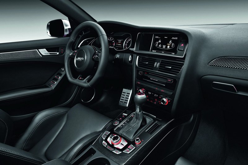 New-2013-Audi-RS4-Avant-interior