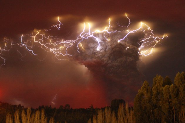 Volcano-lightning-studied-puyehu