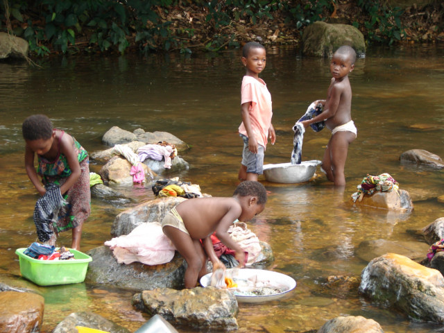 207-92-togo-children-washing-clo