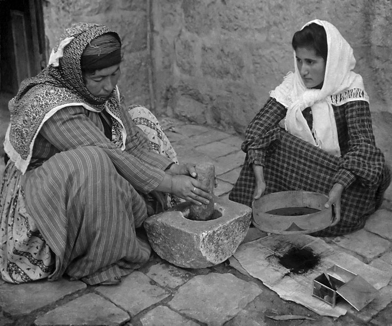 Palestinian_women_grinding_coffe