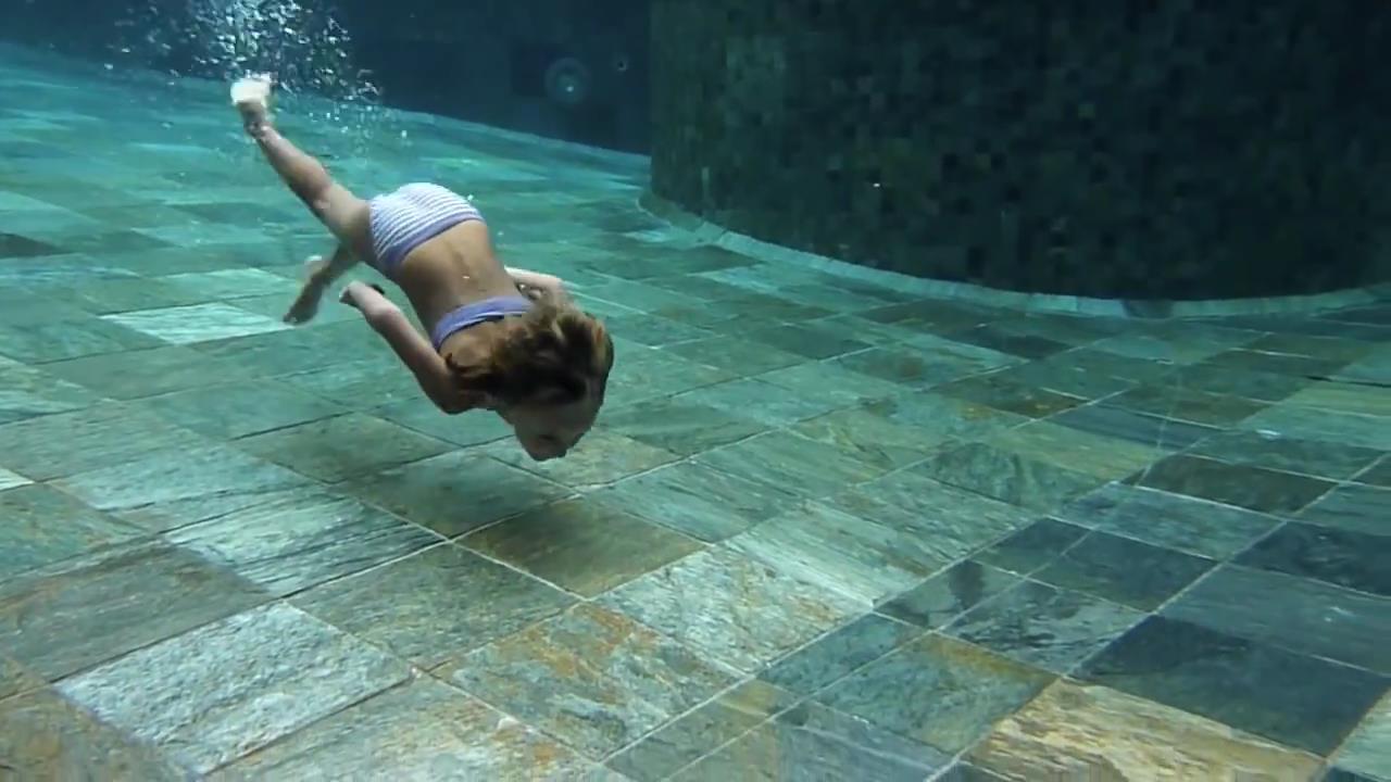 Carla Underwater 2[00-29-33].JPG