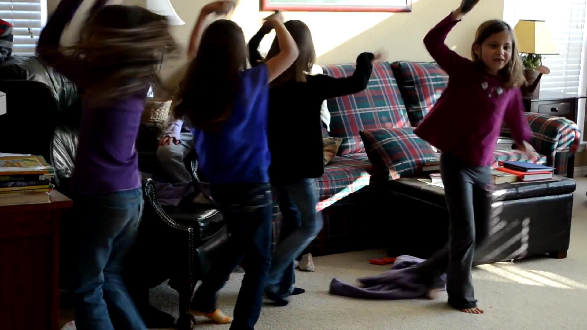 Just Dance 4 - 4 friends try to
