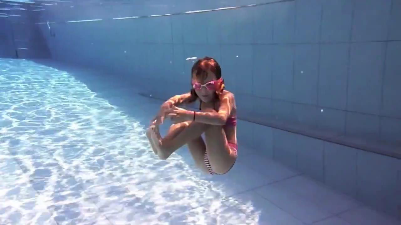 Carla Underwater Dancing[00-33-2