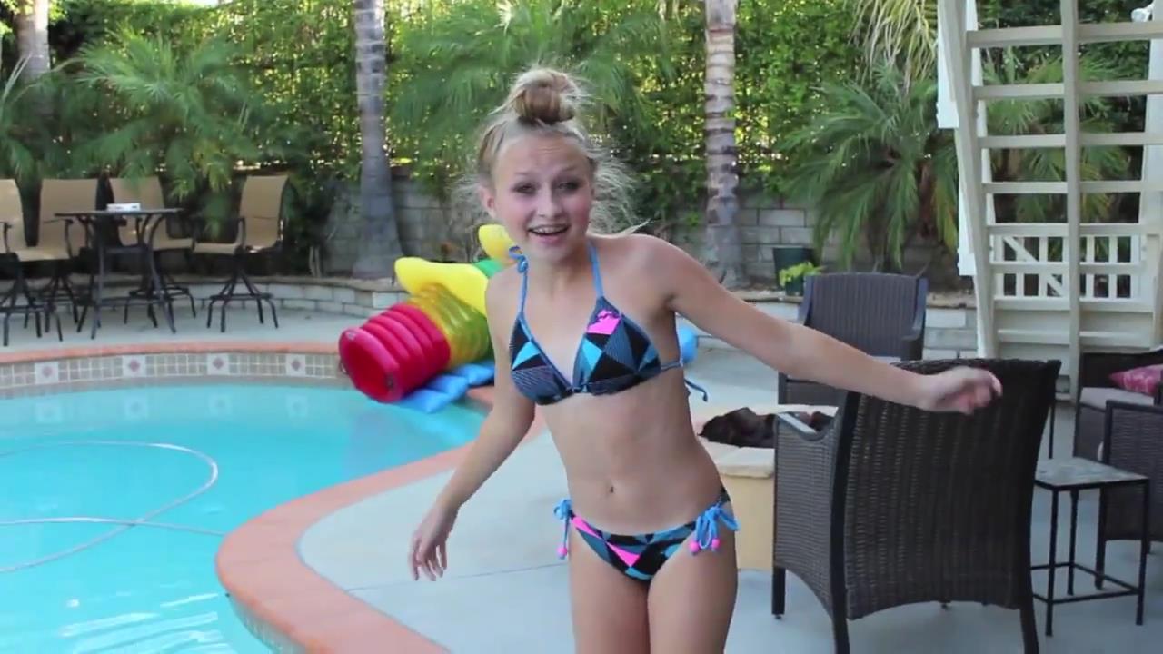 Jenna Has Fun With Water_[22-27-