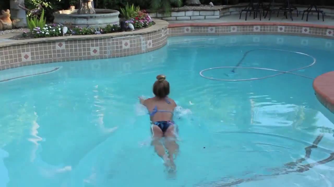 Jenna Has Fun With Water_[22-28-