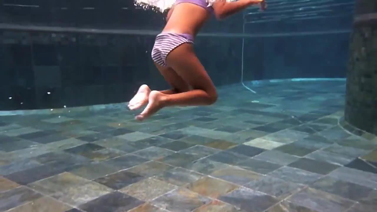 Carla Underwater 2[00-30-30].JPG