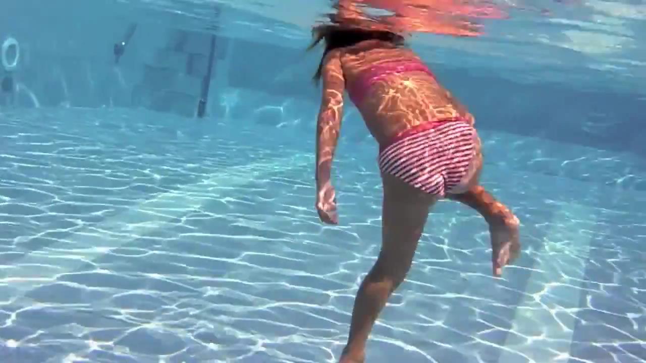 Carla Underwater Dancing[00-35-3