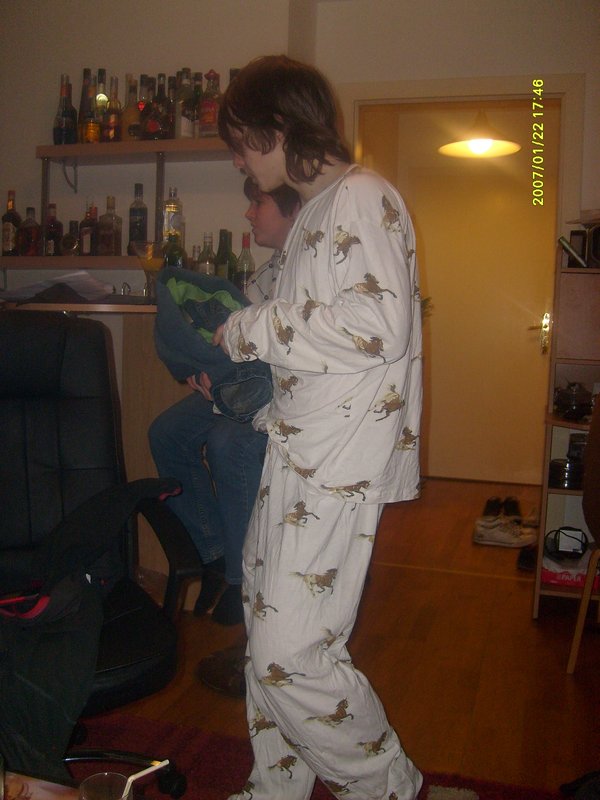 Trinker Patrick in seinen Pyjama