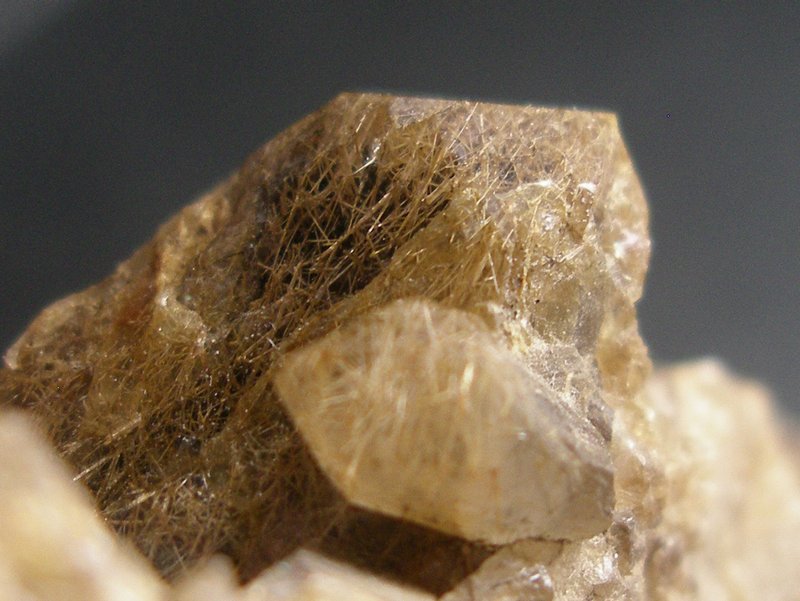 quartz a inclusion de Meneghinit