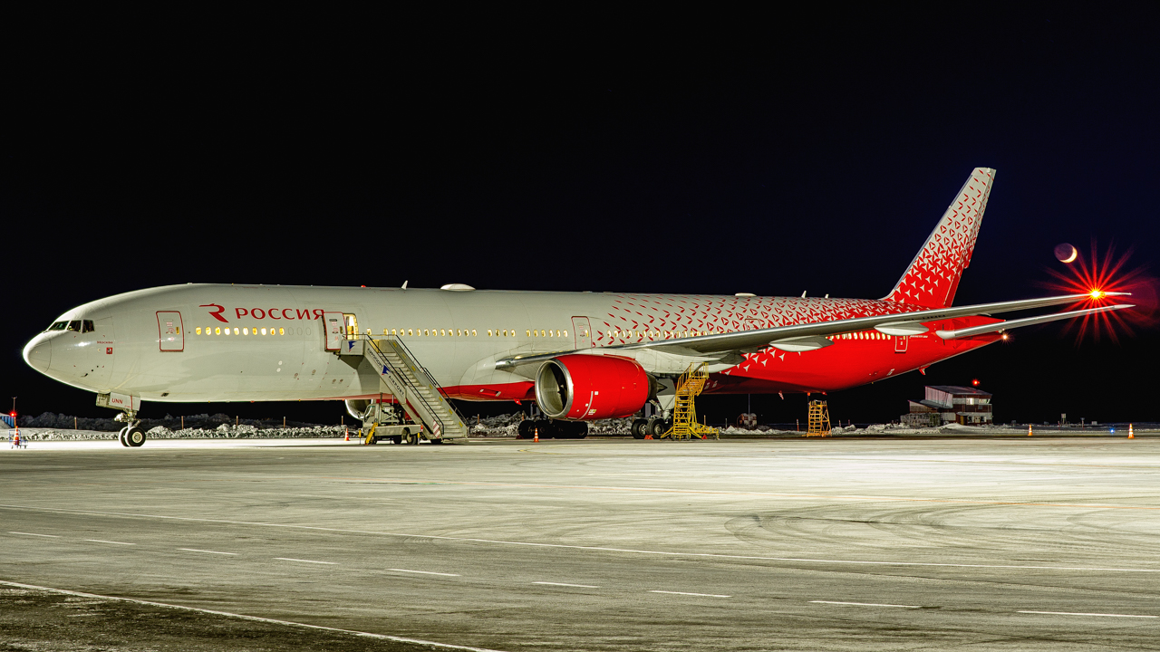 Boeing 777 300er россия. Б 777-300er Россия. Боинг 777 красный. Boeing 777-300er Россия ночью.