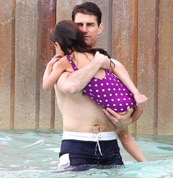 Tom-Cruise-Embraced-His-Daughter