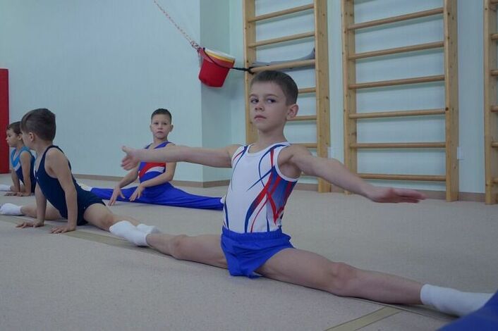 Спортивные мальчики 7 лет. Спортивная гимнастика для мальчиков. Мальчик гимнаст. Спортивная гимнастика дети. Спортивная гимнастика дети мальчики.