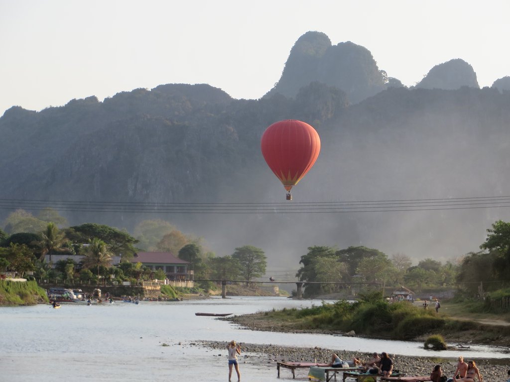 5 Balloon Over River Vang Vieng.