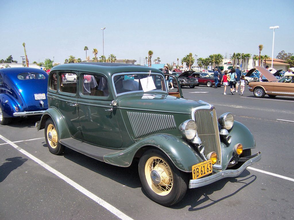 1934_Ford_Fordor_Deluxe.jpg